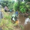 Cegah Banjir di Musim Hujan, Personil TNI Laksanakan Karya Bakti Pembersihan Saluran Air