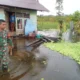 Puluhan Warga Mengungsi Akibat Banjir, Babinsa Koramil 1505-04/Oba Terjun Langsung ke Lokasi