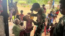 Aktif Lakukan Bhakti Kesehatan, Satgas Pamtas Yonif 726/Tml Berikan Imunisasi Bagi Anak-Anak di Perbatasan RI-PNG