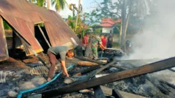 Babinsa Koramil 1505-02/Wasile Bersama Warga Berhasil Padamkan Kebakaran di Desa Bumi Restu