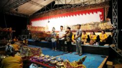 SAKSIKAN WAYANG KULIT DI BANCAR, MAS LINDRA PUJI GENERASI MUDA YANG CINTA BUDAYA LELUHUR