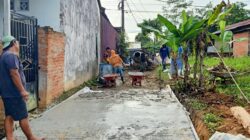 Manunggal bersama rakyat, Satgas TMMD dan warga cor jalan sepanjang 168 meter