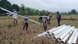 Kekompakan TNI Dan Warga Distribusikan Pipa TMAB Pertanian