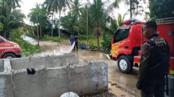 Gunakan Mobil Pemadam, TNI dan Warga Lakukan Pembersihkan Jalan Jelang Kunjungan Wakasad di Penutupan TMMD ke-122