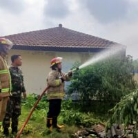 Koramil Wonoasih Bantu Pemadaman Kebakaran di Gudang Bulog Kedungasem, Probolinggo Kota