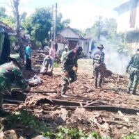 Babinsa Koramil Sugihwaras Bojonegoro bersama Warga bersih-bersih Reruntuhan Rumah di Metales