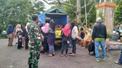 Kawal Pasar Murah, Babinsa Koramil 1505-01 Tidore Pastikan Warga Nyaman Berbelanja