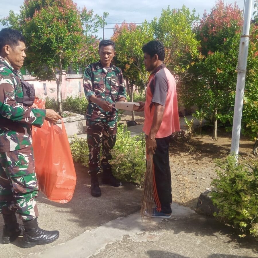 TNI Berbagi, Rakyat Bahagia: Koramil 1505-04 Oba Gelar Jumat Berkah