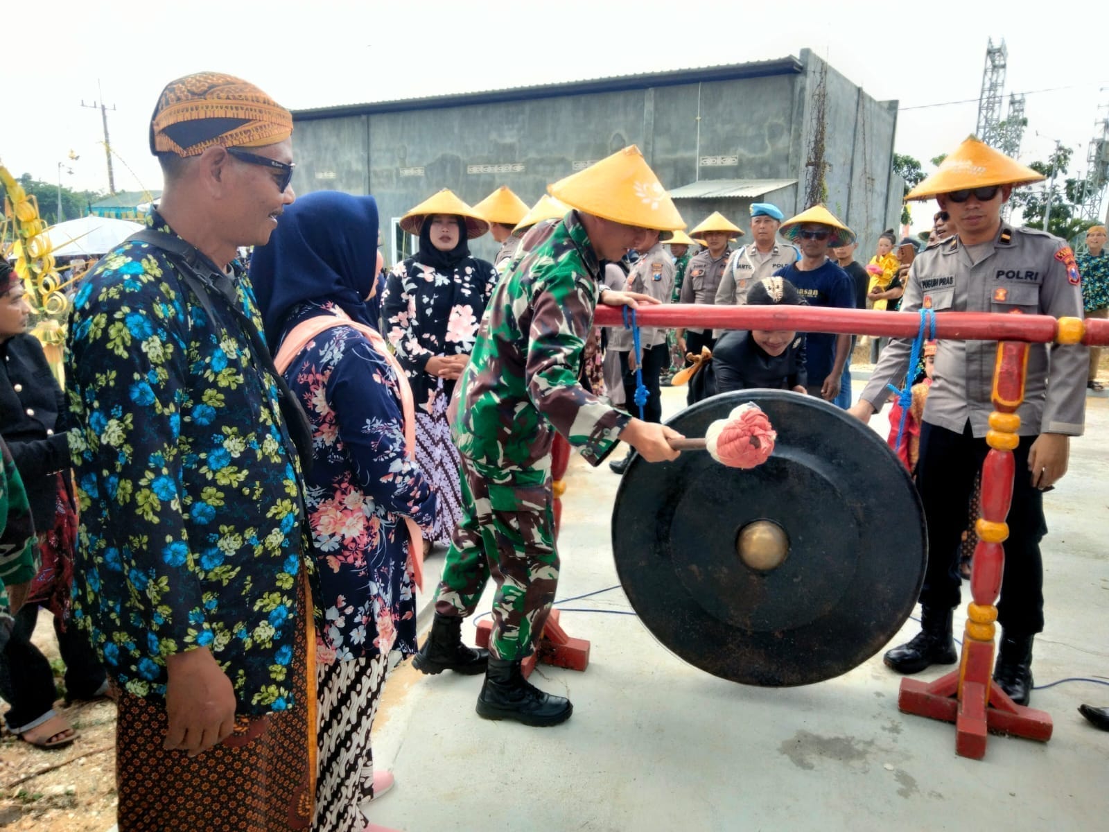 Tingkatkan Swasembada Pangan Nasional, Danramil 0811/12 Bancar Tuban Terjun Langsung Dampingi Petani Tanam Padi Di Desa Pugoh