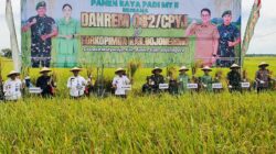 Danrem 082/CPYJ Panen Raya Padi bersama Kelompok Tani Mulyorejo