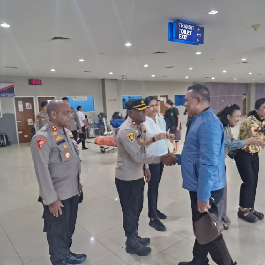 Kapolres Maybrat dan Ketua Bhayangkari Cabang Maybrat, Hadiri Penjemputan Wakapolda Papua Barat Daya di Bandara Sorong