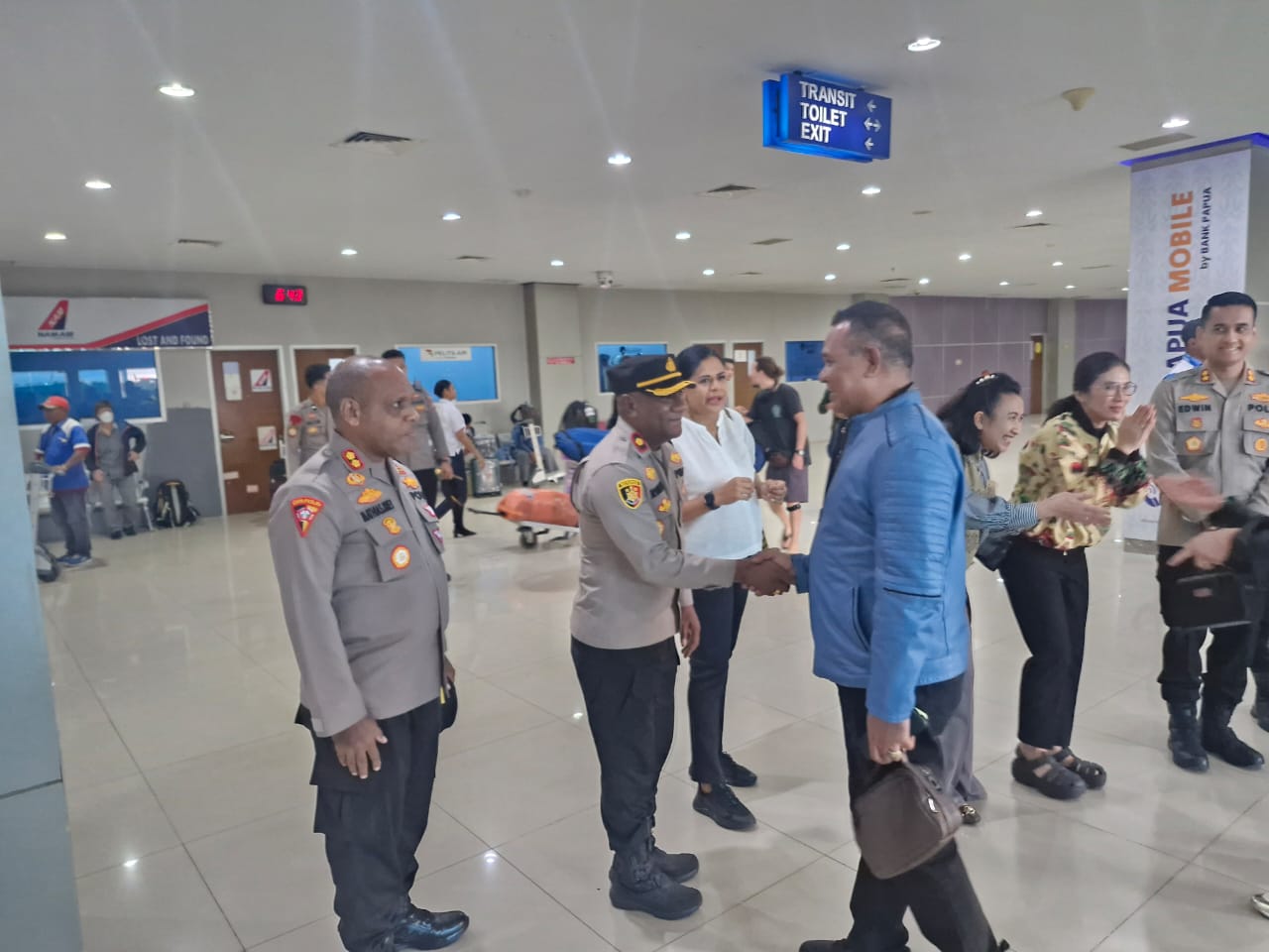 Kapolres Maybrat dan Ketua Bhayangkari Cabang Maybrat, Hadiri Penjemputan Wakapolda Papua Barat Daya di Bandara Sorong