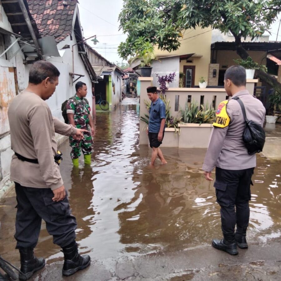 Kodim 0820/Probolinggo Sigap Pantau dan Tangani Banjir Rob di Mayangan