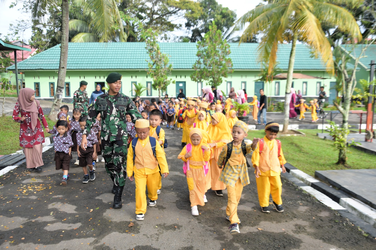 Anak-Anak TK Ki Hajar Dewantara dan TK Islam Handayani Kunjungi Pos Kotis Satgas Pamtas Yonarmed 11 Kostrad dalam Kunjungan Edukasi Militer