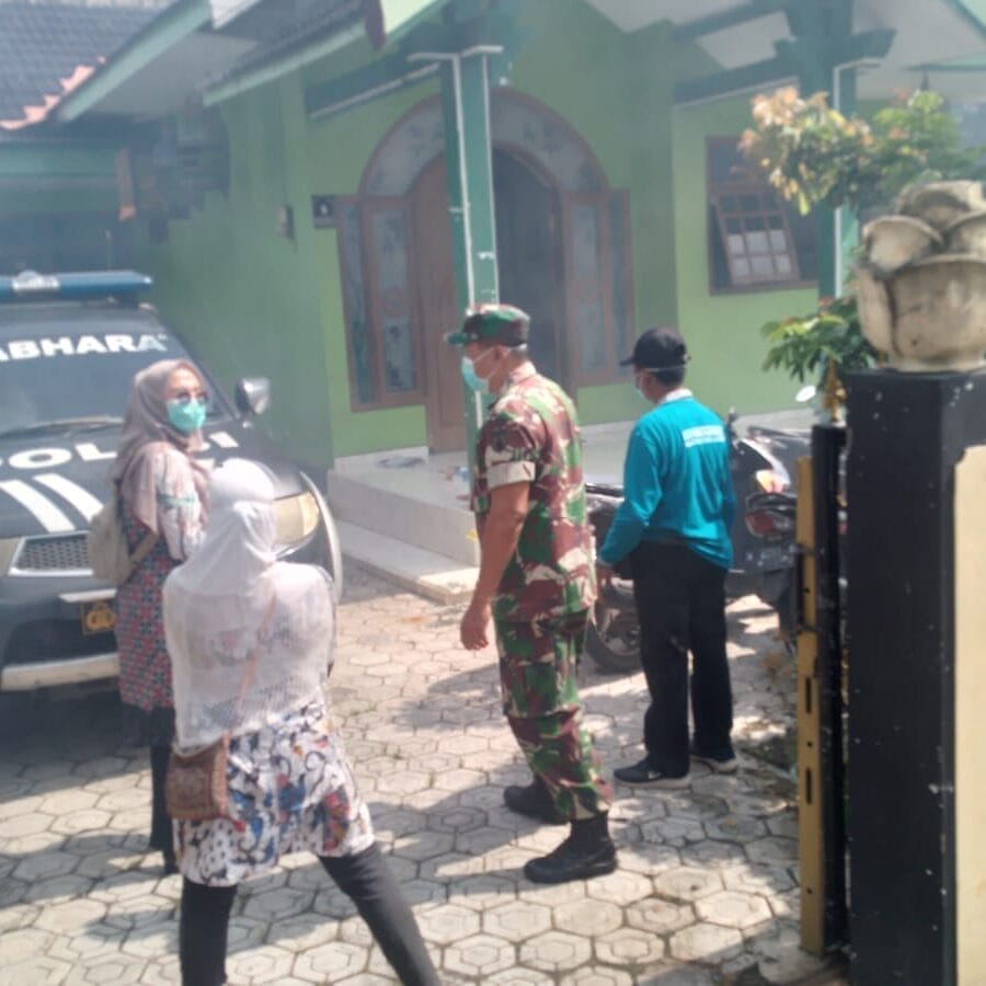 Koramil Leces Dampingi Fogging Cegah DBD, Warga Diajak Peduli Lingkungan