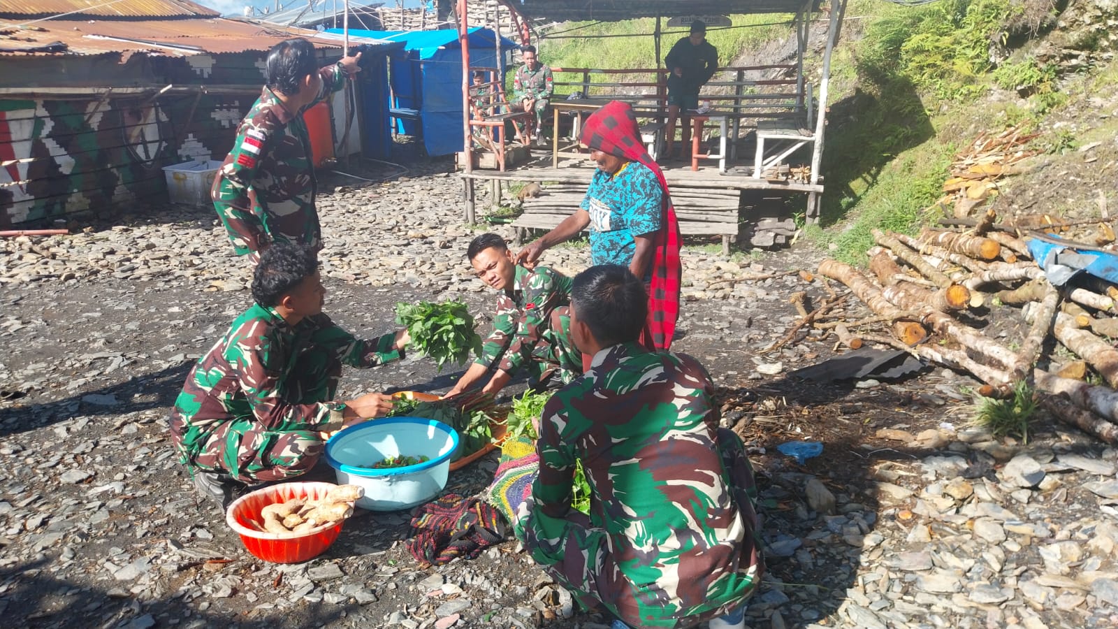 Satgas Yonif 715/Mtl Borong Hasil Tani Mama Papua