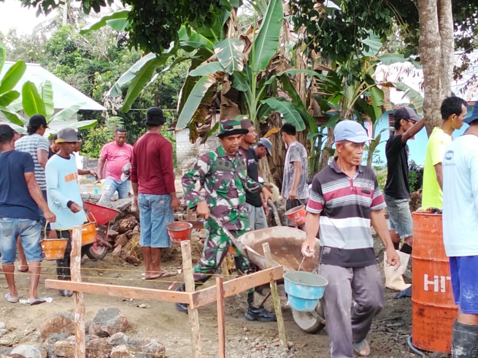 Semangat Gotong Royong, Babinsa dan Warga Bersatu Bangun Pondasi Rumah