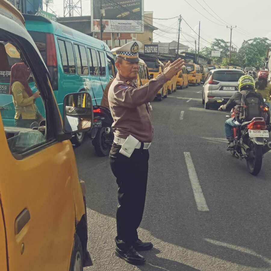 Anggota Polsek Cikupa Laksanakan Protap Gatur Lalin di Depan PT. Cingluh