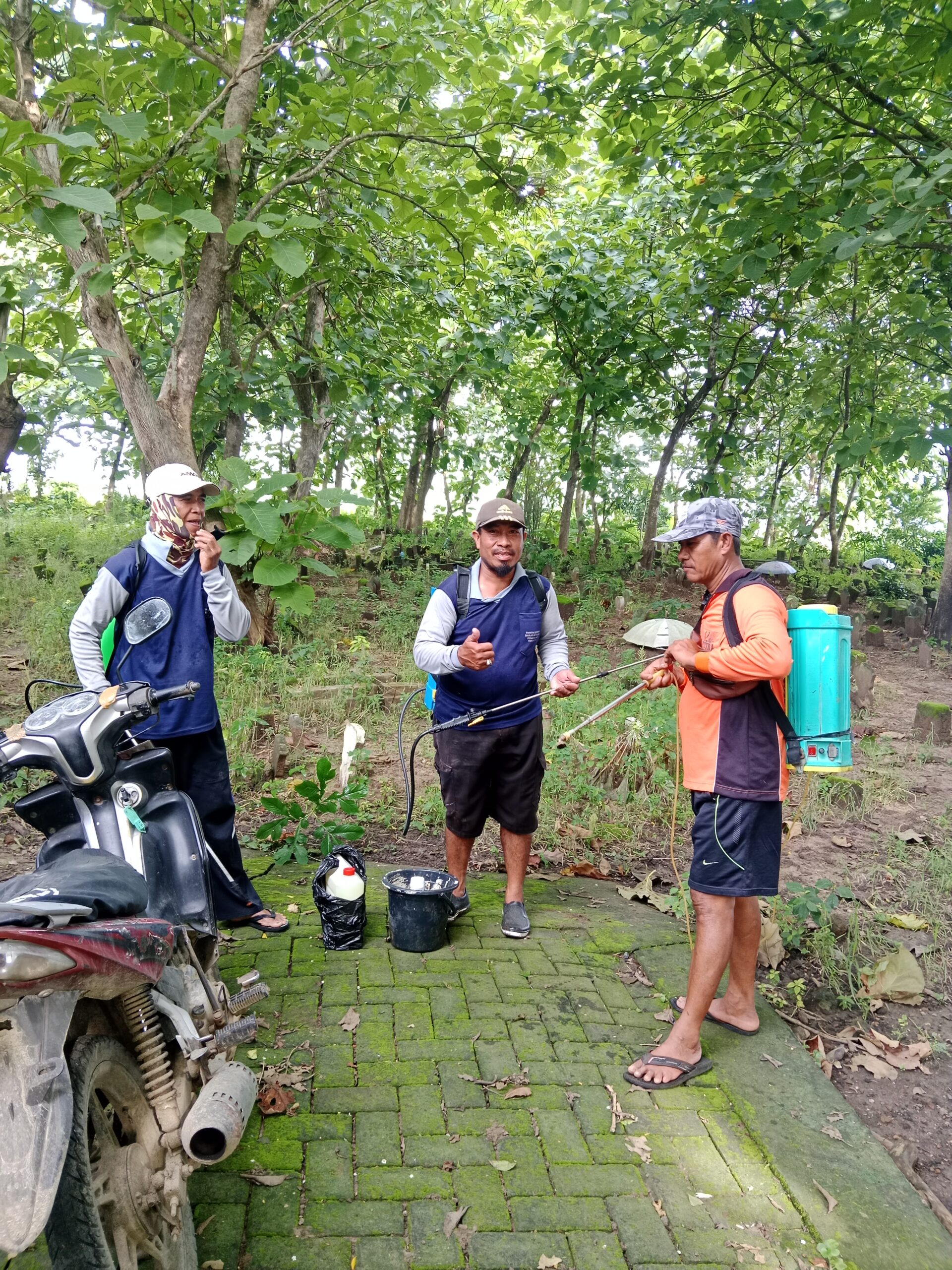 Kegiatan Bersih-Bersih Makam Desa, Wujud Kepedulian Masyarakat Desa Mlangi Kec. Widang, Kab. Tuban terhadap para pendahulu dan leluhur