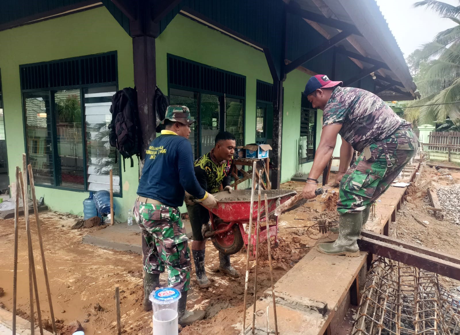 Semangat Kebersamaan, Anggota Kodim 0906/Kkr Gotong Royong Perbaiki Fasilitas Ibadah