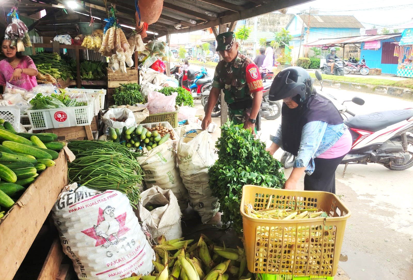 Pantau Harga Sembako, Babinsa Muara Jawa Ulu Sambangi Pasar Tradisional