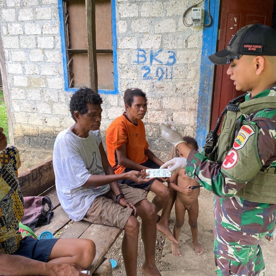 Semakin Dekat Dengan Masyarakat Perbatasan RI-PNG, Satgas Yonif 131/BRS Berikan Pelayanan Kesehatan di Kampung Wembi