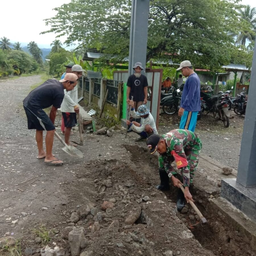 Babinsa Koramil 1505-02 Wasile dan Warga Gotong Royong Gali Saluran Air Baru