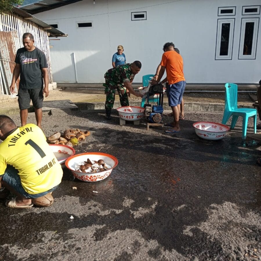 Babinsa Koramil 1505-01/Tidore Bantu Warga dalam Persiapan Tahlilan