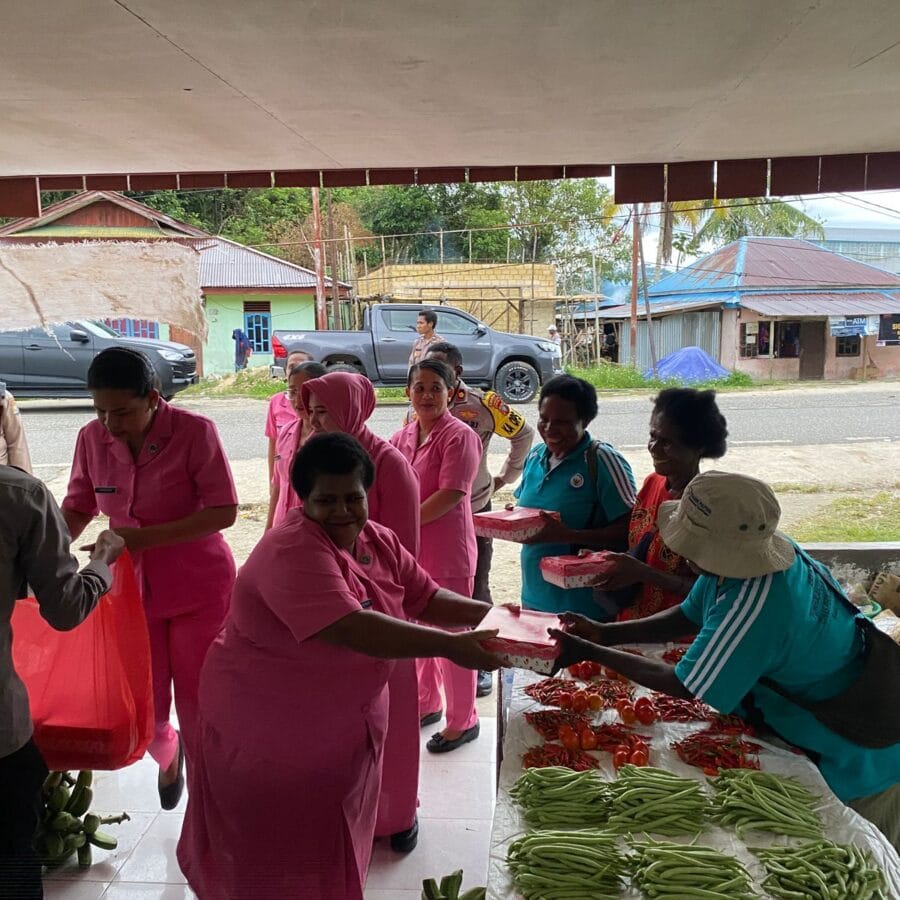 Ramadhan Berkah, Keluarga Besar Polres Maybrat Bersama Bhayangkari Gelar Aksi Berbagi Takjil Gratis kepada Masyarakat dan Satgas Yonif 762/VYS di Kumurkek