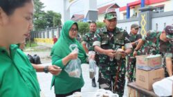 Warga Kodim 1710/Mimika Kembali Bagikan Takjil Gratis Buka Puasa Kepada Masyarakat Pengguna Jalan