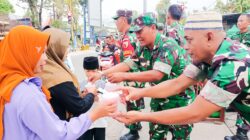 Serentak, Jajaran Babinsa Kodim Bojonegoro berbagi Ribuan Paket Takjil di Tiga Lokasi