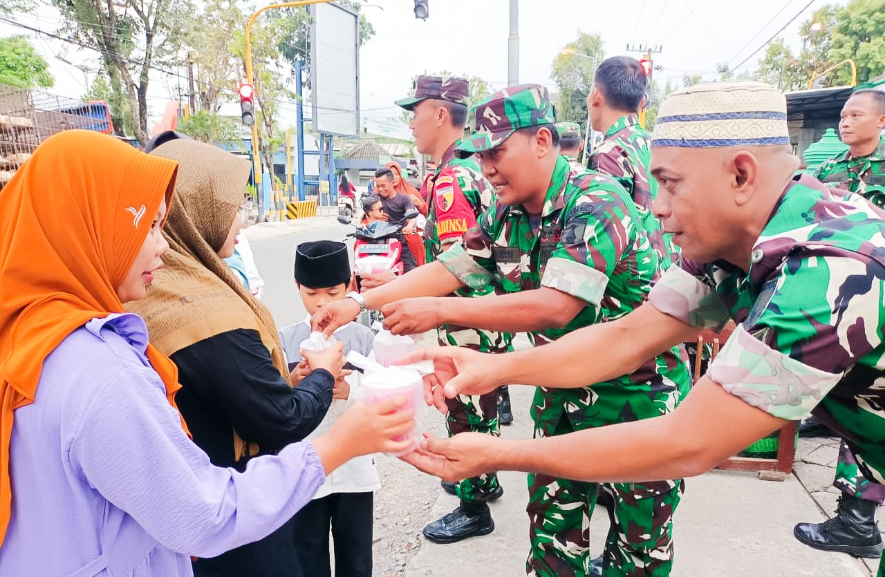 Serentak, Jajaran Babinsa Kodim Bojonegoro berbagi Ribuan Paket Takjil di Tiga Lokasi