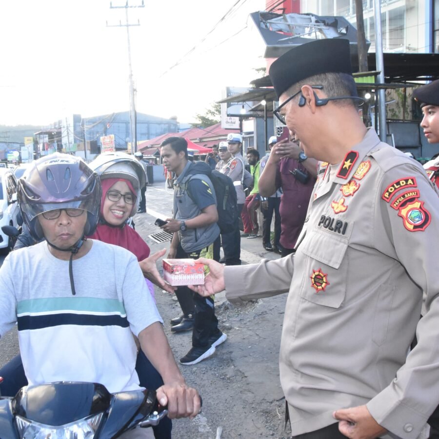 Polda Papua Barat, Bersama Ormas, BEM, Mahasiswa dan OKP Cipayung Bagikan 1000 Takjil Kepada Masyarakat