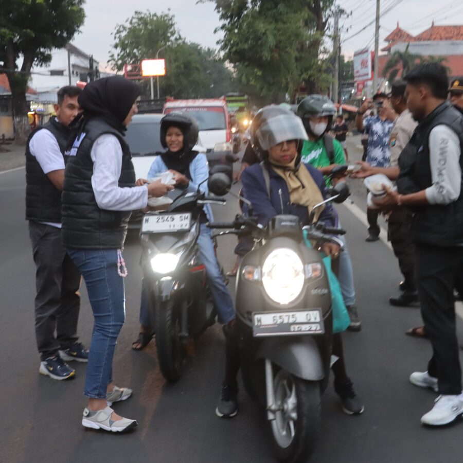 Berkah Ramadan, Polres Probolinggo Bagikan Takjil kepada Pengendara di Jalan Raya Pantura