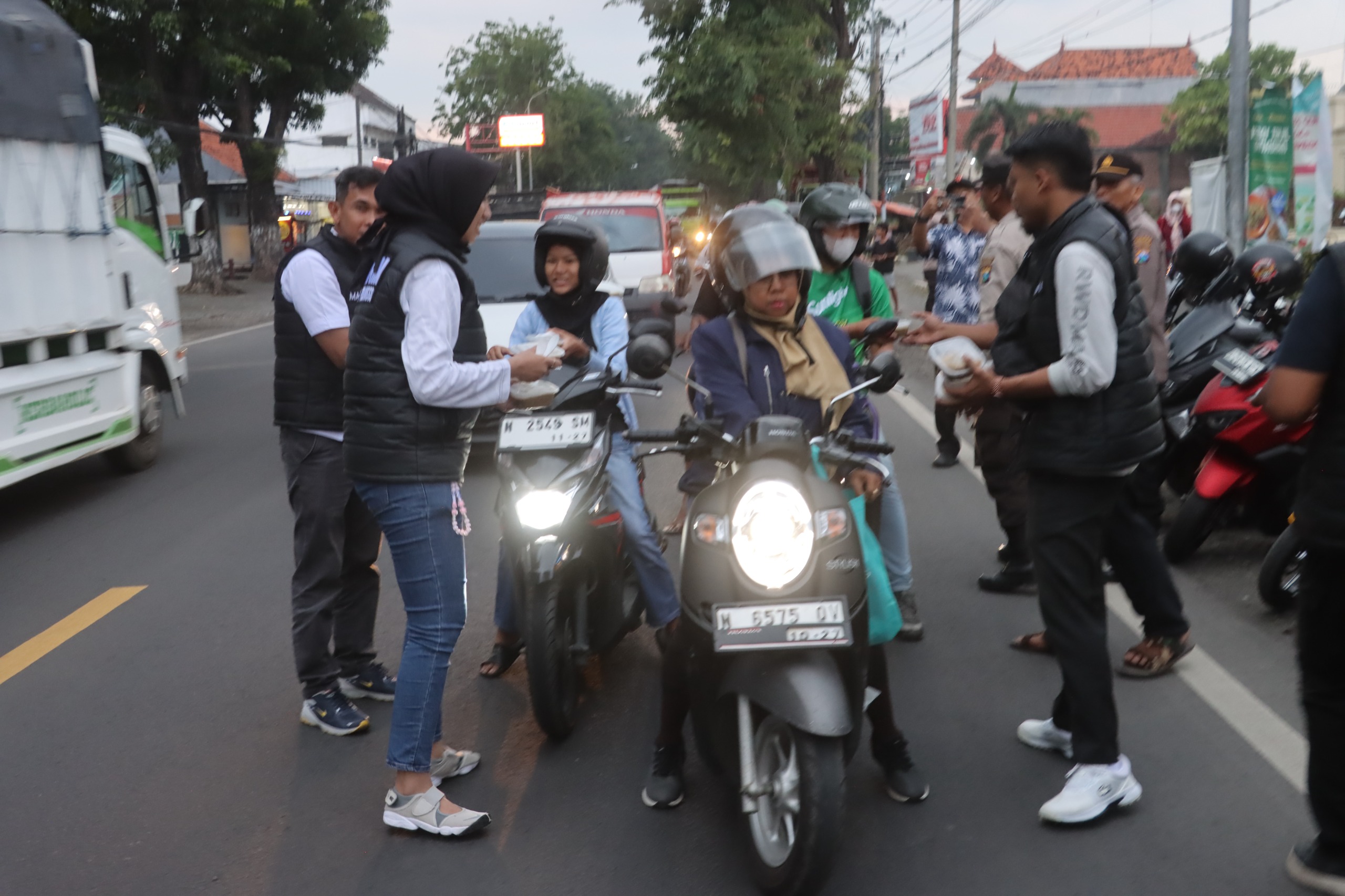 Berkah Ramadan, Polres Probolinggo Bagikan Takjil kepada Pengendara di Jalan Raya Pantura