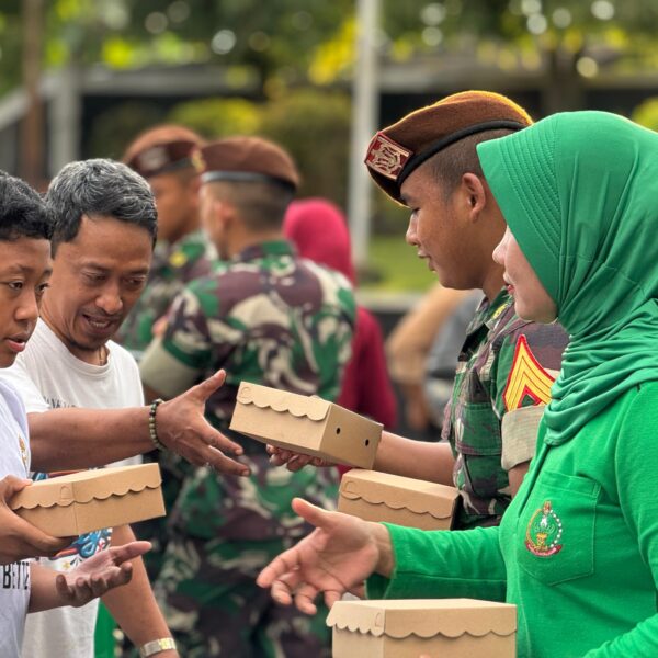 Taruna Akmil, Bersama Mitra Bagikan 350 Paket Takjil untuk Masyarakat