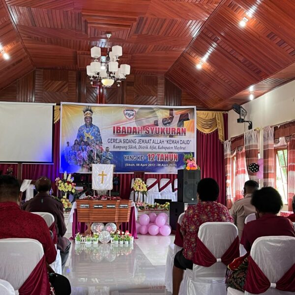Kapolres Maybrat, Hadiri Ibadah Syukuran HUT ke-12 GSJA “Kemah Daud” Kampung Sikoh, Distrik Aifat, Kabupaten Maybrat