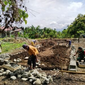 Babinsa Koramil 1505-03/Maba Bersama Warga Bangun Pondasi Rumah Babinsa Koramil 1505-03/Maba Bersama Warga Bangun Pondasi Rumah
