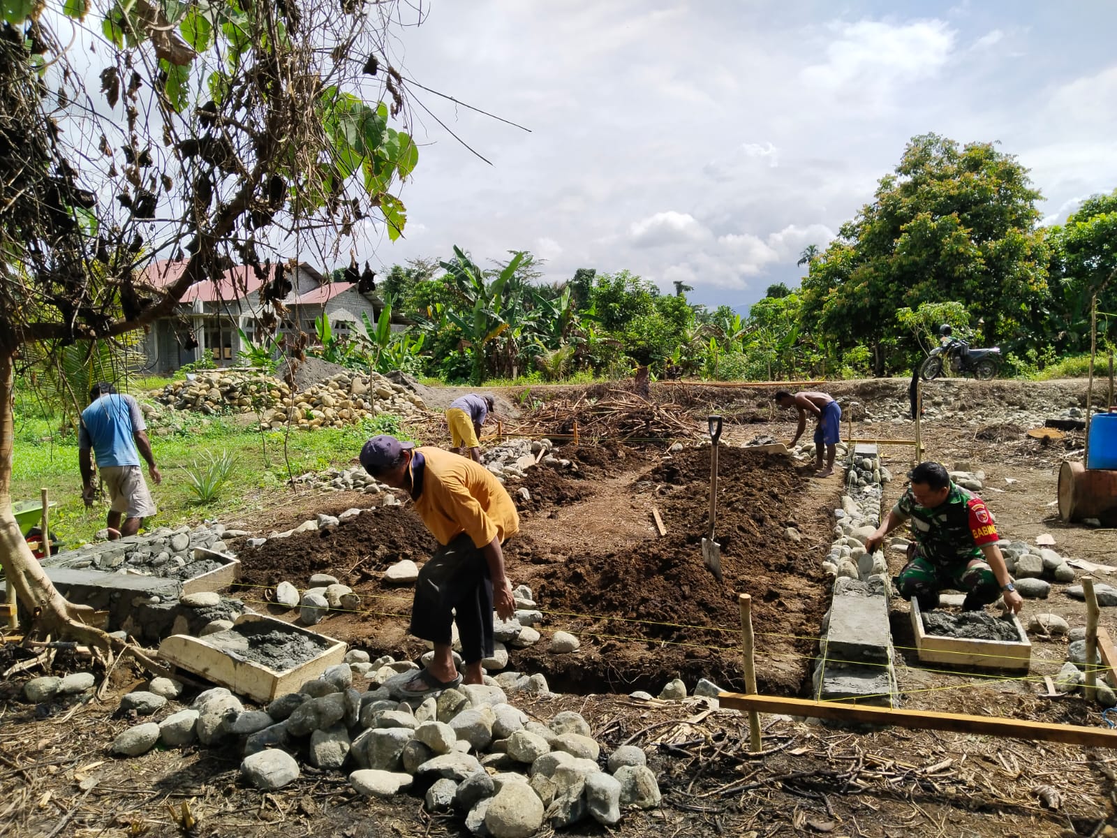 Babinsa Koramil 1505-03/Maba Bersama Warga Bangun Pondasi Rumah