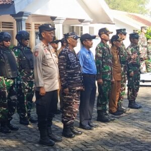 Danramil Paiton Hadiri Latihan Menembak Artileri dan Praktik Demolisi TNI AL