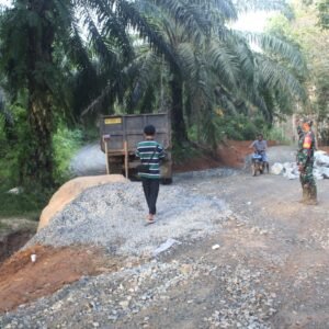 Kejar Target, Puluhan Truk Material Terus Masuk Lokasi TMMD Ke-124 Tanah Laut 