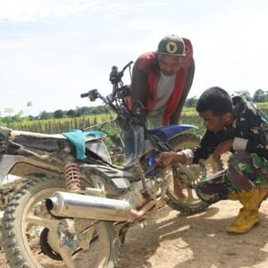 TMMD ke-124 Kodim 1002/HST Tak Hanya Bangun Jalan, Tapi Juga Bantu Warga Mogok di Jalan: Bukti Nyata TNI Peduli Rakyat