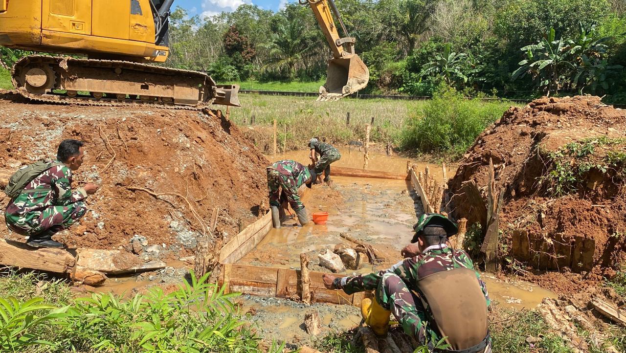 Alat Berat Dikerahkan Satgas TMMD Ke-124 Kodim 1009/Tanah Laut untuk Percepat Pembangunan Infrastruktur Desa