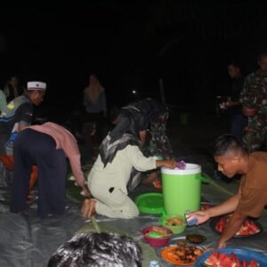 Warga Desa Gunung Melati Jamu Makan Malam Bersama Seluruh Personel Satgas TMMD Ke-124 Kodim 1009/Tla