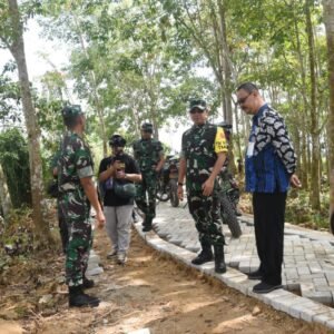 Kolonel Inf Sambas Tinjau TMMD 124, Dorong Akses Ekonomi Warga Pengambau Hilir Luar