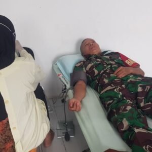 Koramil Jajaran Kodim 0820/Probolinggo Gelar Kerja Bakti dan Donor Darah Bersama Warga