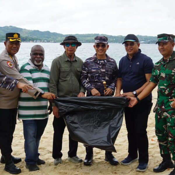 Wujud Nyata Kepedulian, Lantamal XIV Gelar Baksos Dan Bakes Serta Bersih Pantai di Pulau Raam Sorong