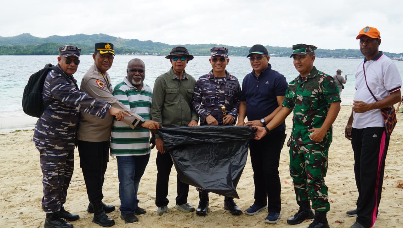 Wujud Nyata Kepedulian, Lantamal XIV Gelar Baksos Dan Bakes Serta Bersih Pantai di Pulau Raam Sorong