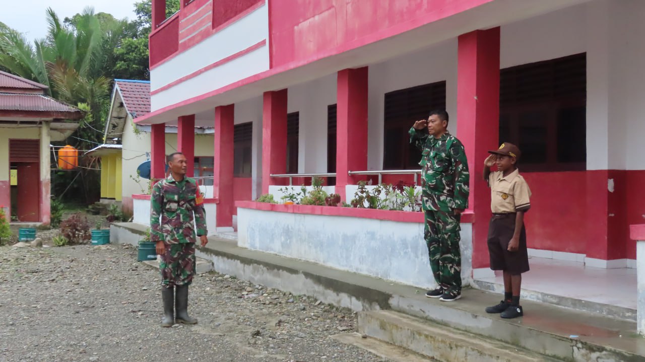 Personel Satgas TMMD Kodim 1710/Mimika Berikan Pelatihan PBB Kepada Siswa-Siswi SD Pigapu