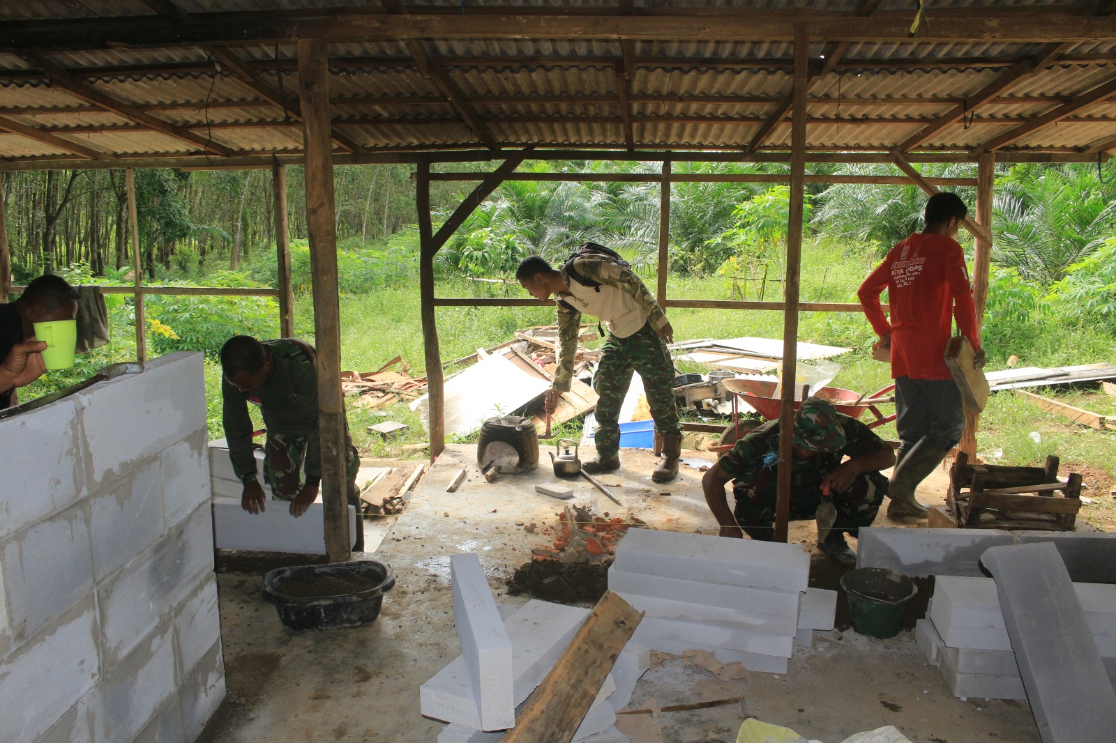 Satgas TMMD Kodim 1009/Tla Gunakan Bata Ringan Rehab Rumah Warga